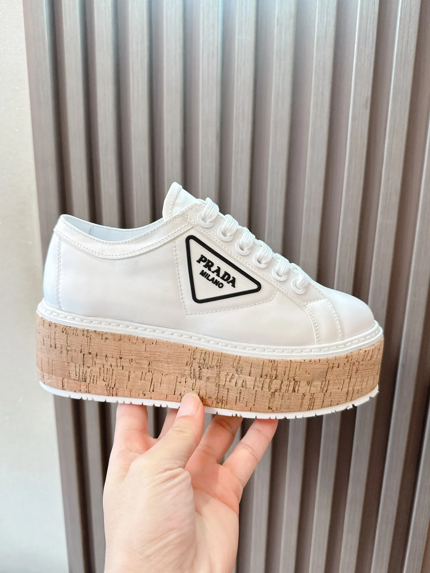 👟👟Ex-factory price 500👟👟 ☑️SNGG ｜Thick-soled high-explosive shoes Super hot Prada Prada 2024 latest spring and summer sawtooth Roman ultra-light thick-soled shoes! Retro, fashionable and avant-garde gear teeth make the whole pair of shoes light, comfortable and brightly colored to satisfy a variety of choices for fashionable people of different styles! The iconic molded injection triangle logo is matched with the shape of the upper foot 🦶🏻It’s super nice, every element is fashionable! - MATERIAL Material - ⇢ Upper: imported silk nylon twill ⇢ Lining: sheepskin lining ⇢ Outsole: TPU wood grain rubber combination outsole ⇢size：#35～40